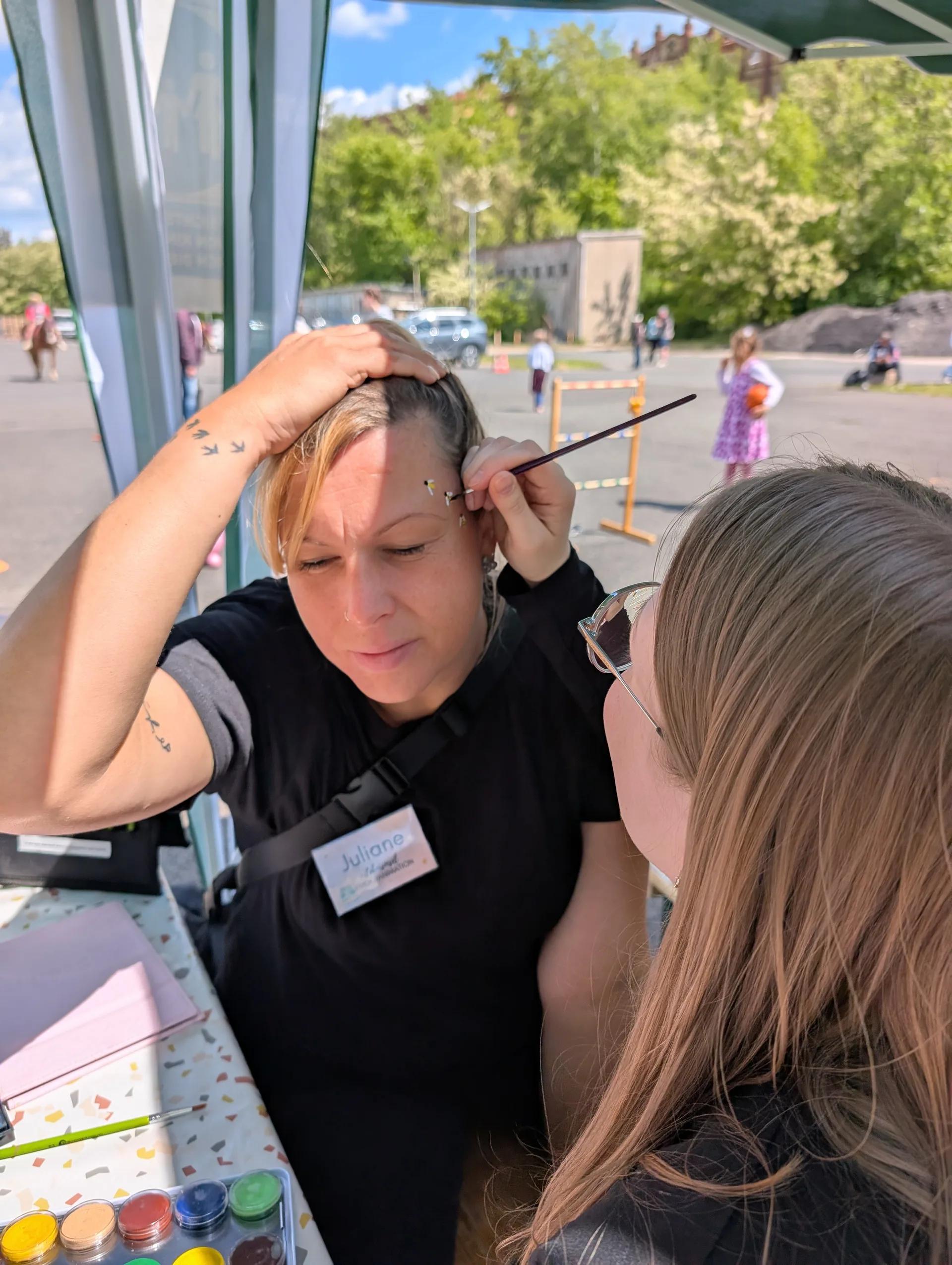 Jule vom Team Erlebnisinsel an einer Kreativstation