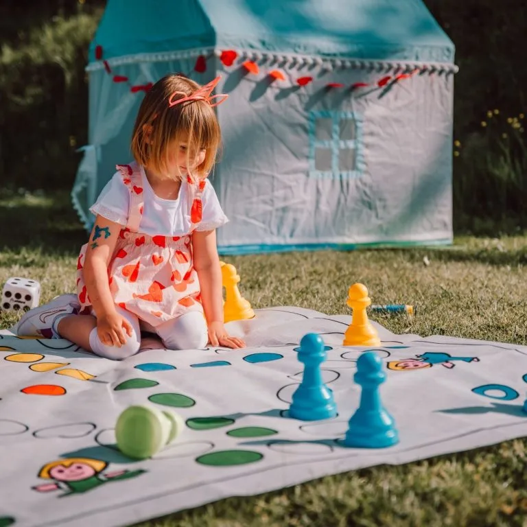 Kinder und Erwachsene spielen XXL-Vier-Gewinnt auf einer Hochzeit