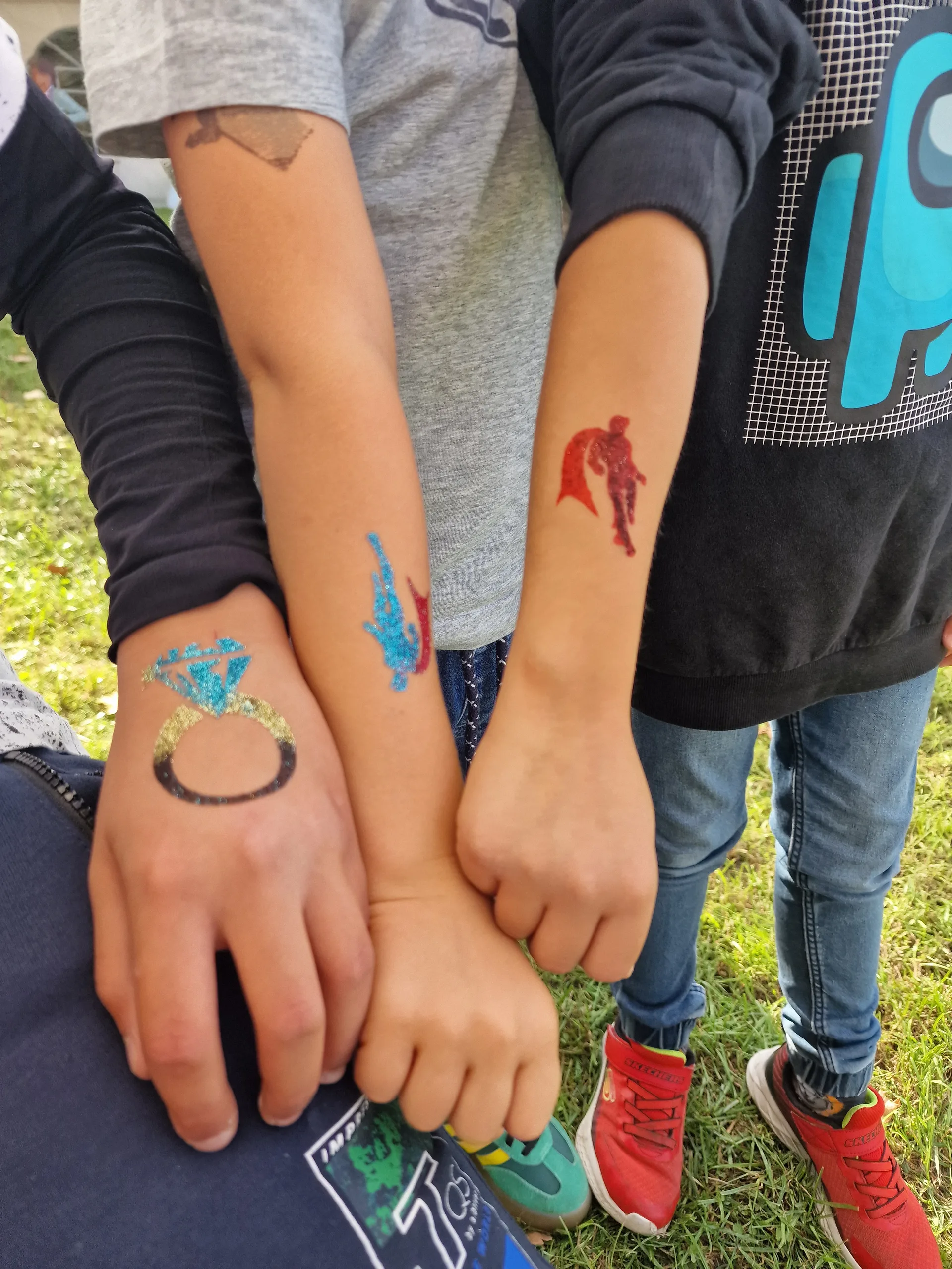 Funkelndes Bio-Glitzertattoo auf einem Kinderarm