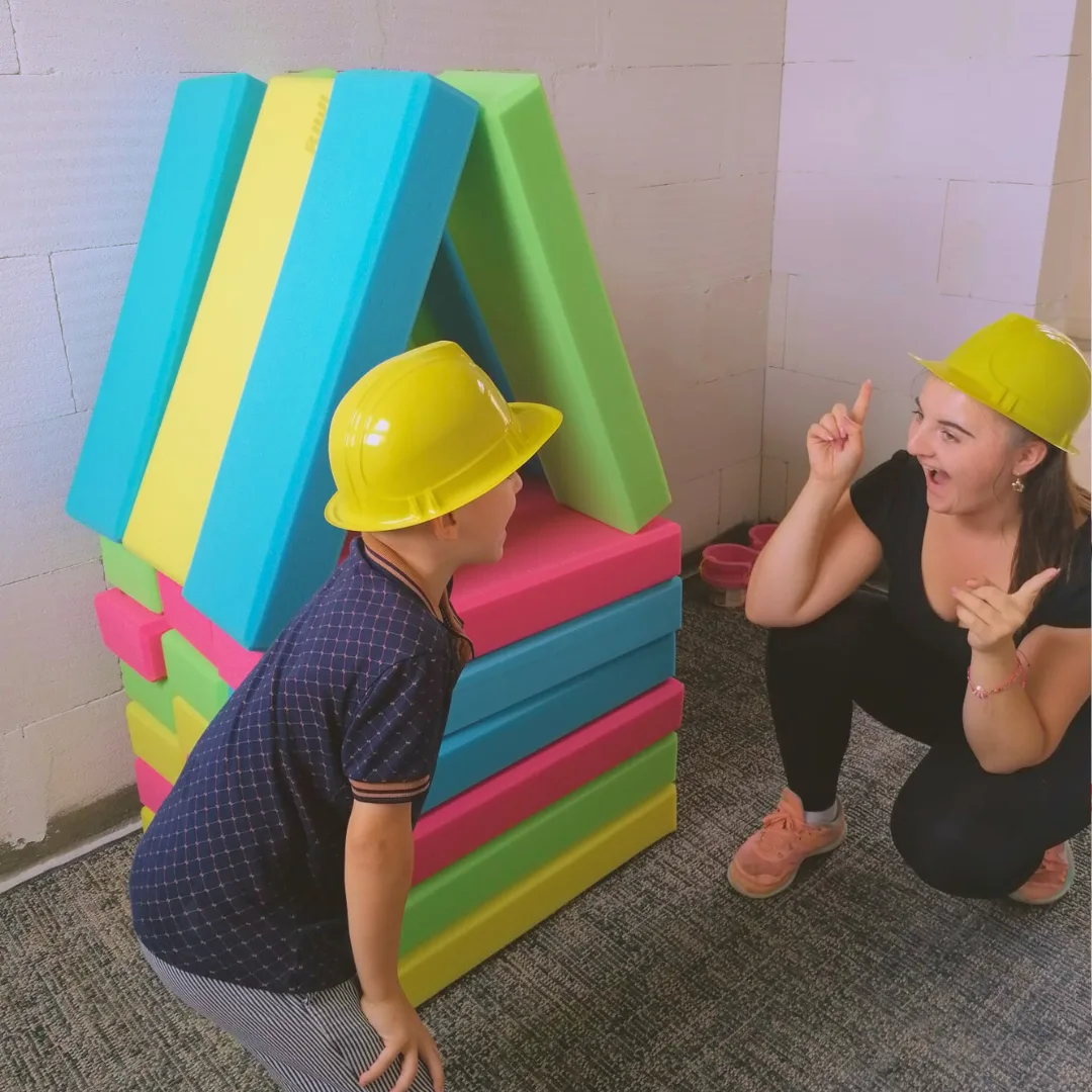 Kinder bauen mit XXL-Softbausteinen eine eigene Bude auf der Erlebnisbaustelle