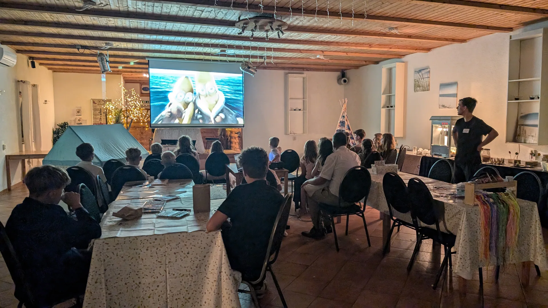 Kinderkino am Abend mit Leinwand und Decken als ruhiger Tagesabschluss auf einem Event