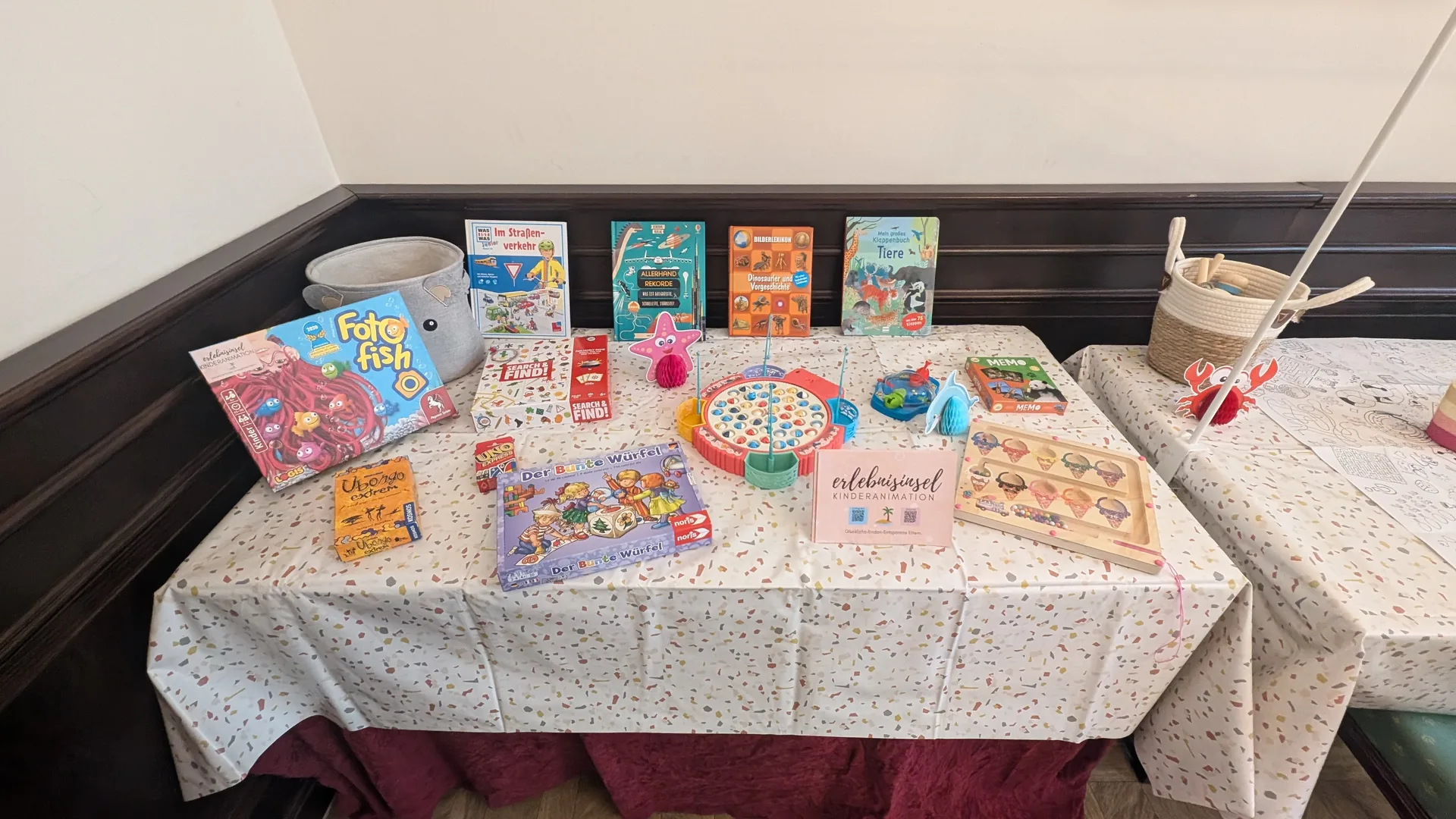 Kinder spielen zusammen an einer Spielstation der Erlebnisinsel auf einem Event