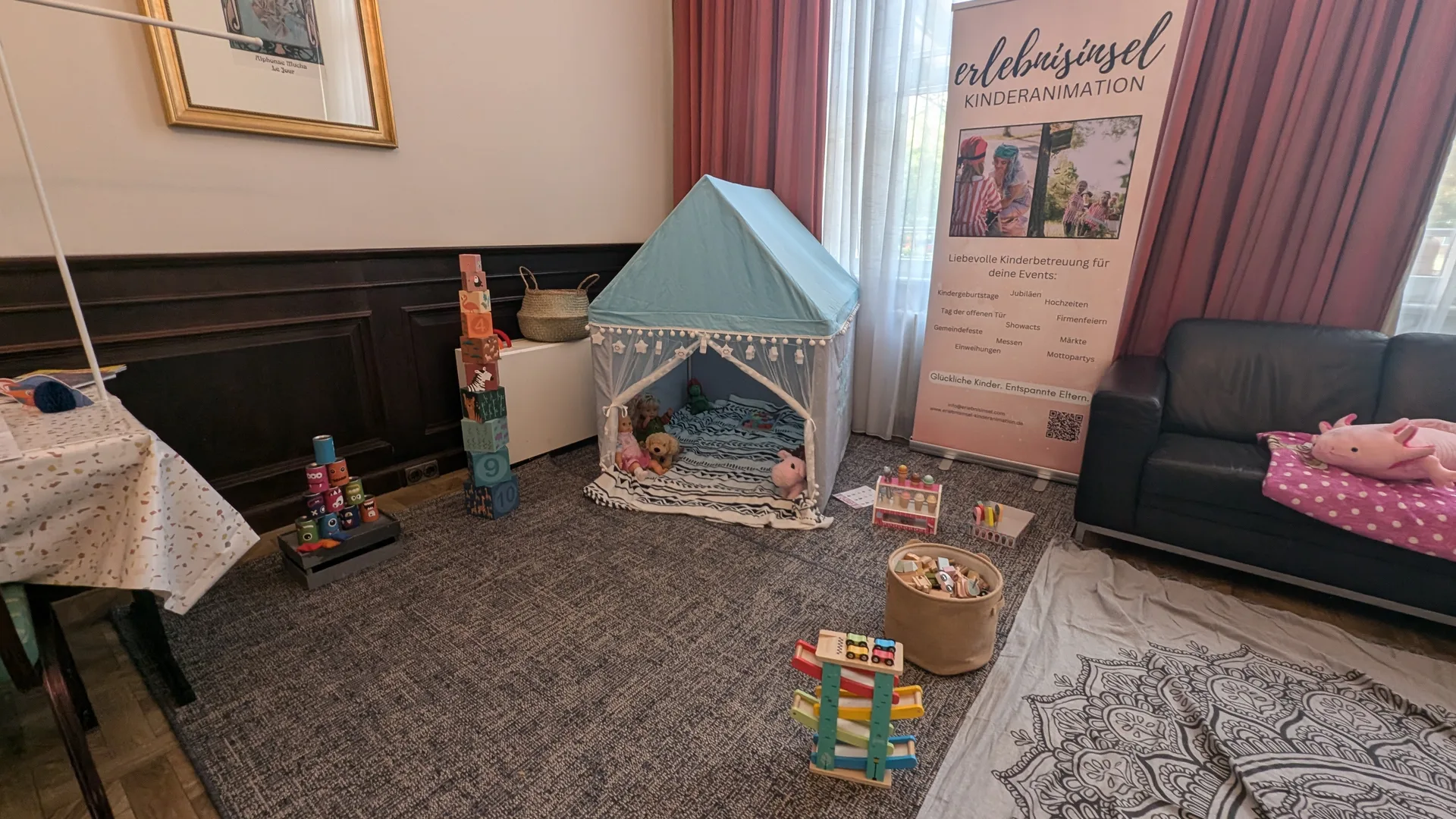 Gemütliches Kuschelzelt mit Decken und Leseecke als ruhiger Rückzugsort auf einem Event