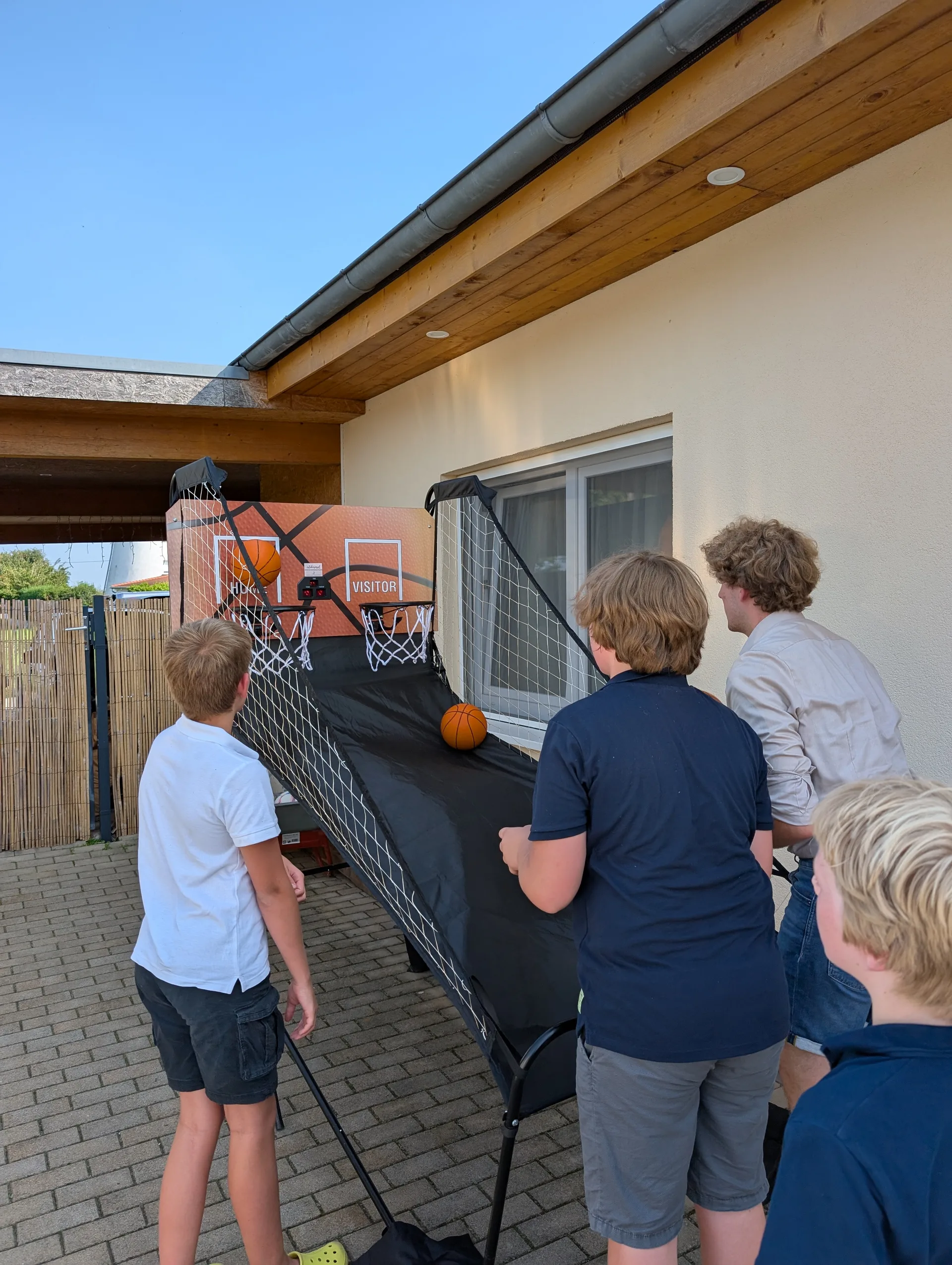 Interaktive Basketballstation mit Anzeigetafel zum Körbe-Werfen auf einem Event