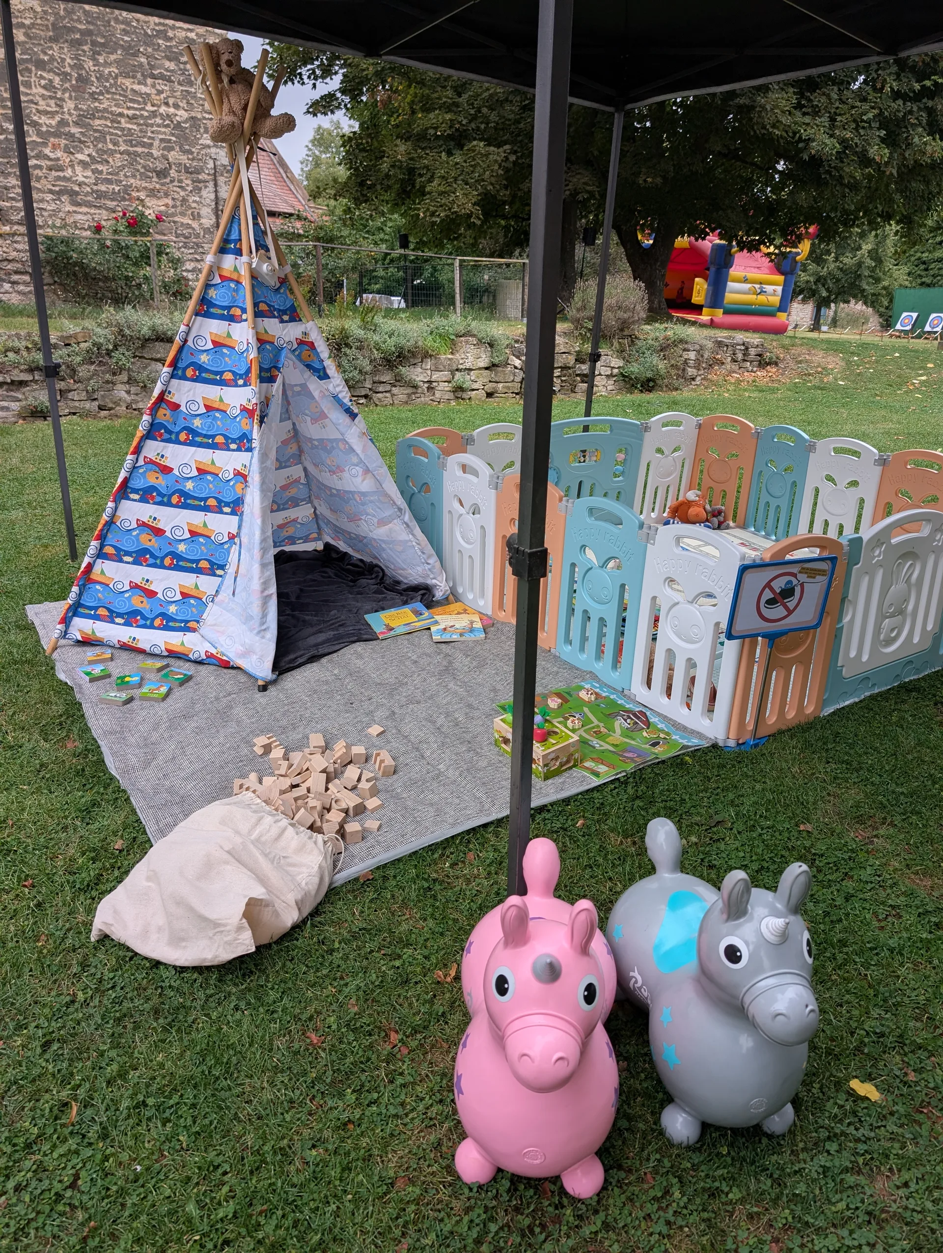 Altersgerechter Krabbelbereich mit weichen Spielmatten und Spielzeug für Kleinkinder unter drei