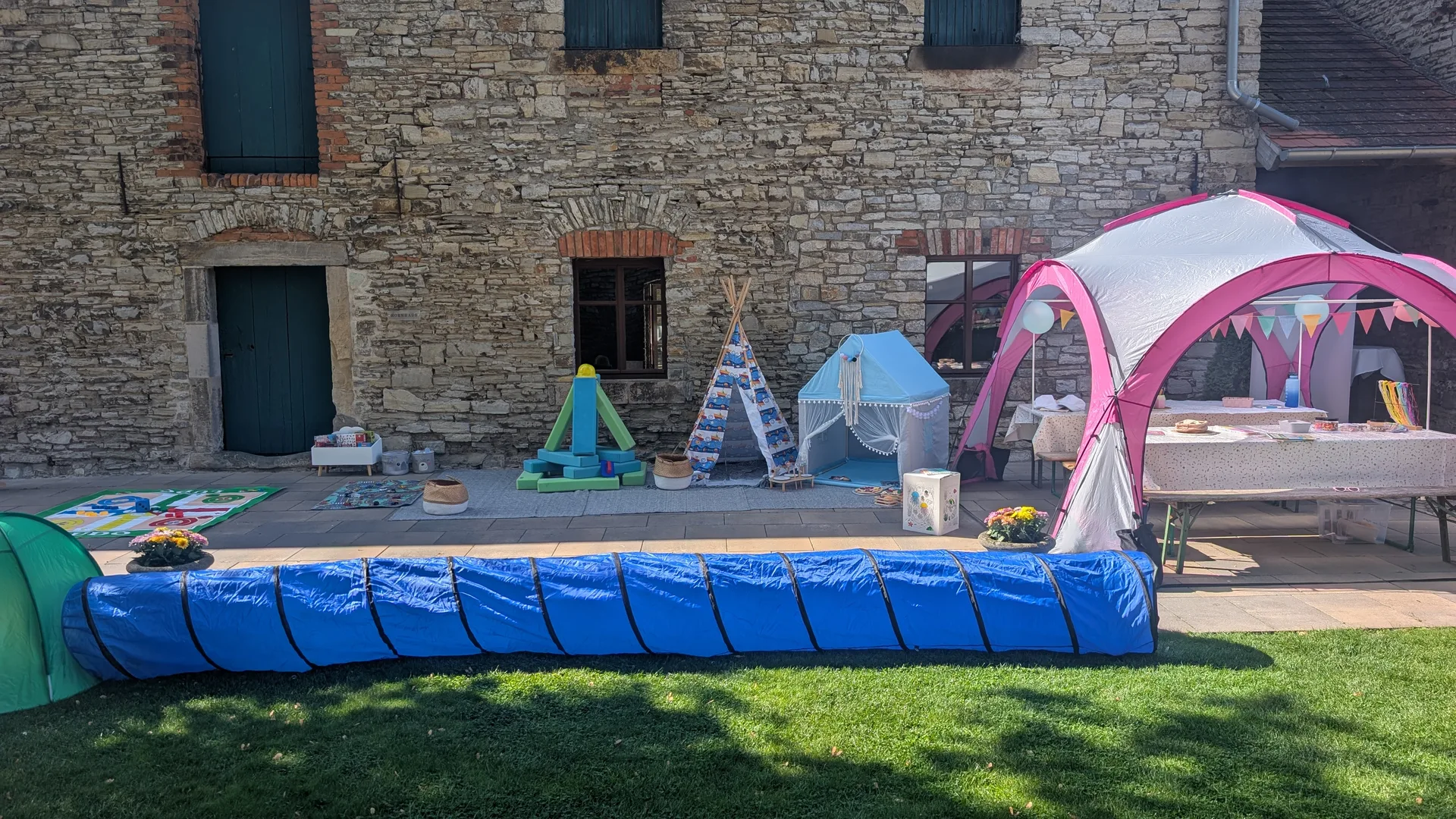Bunter Spielbereich der Erlebnisinsel mit Büchern, Spielen und Kuschelzelt für jede Altersgruppe
