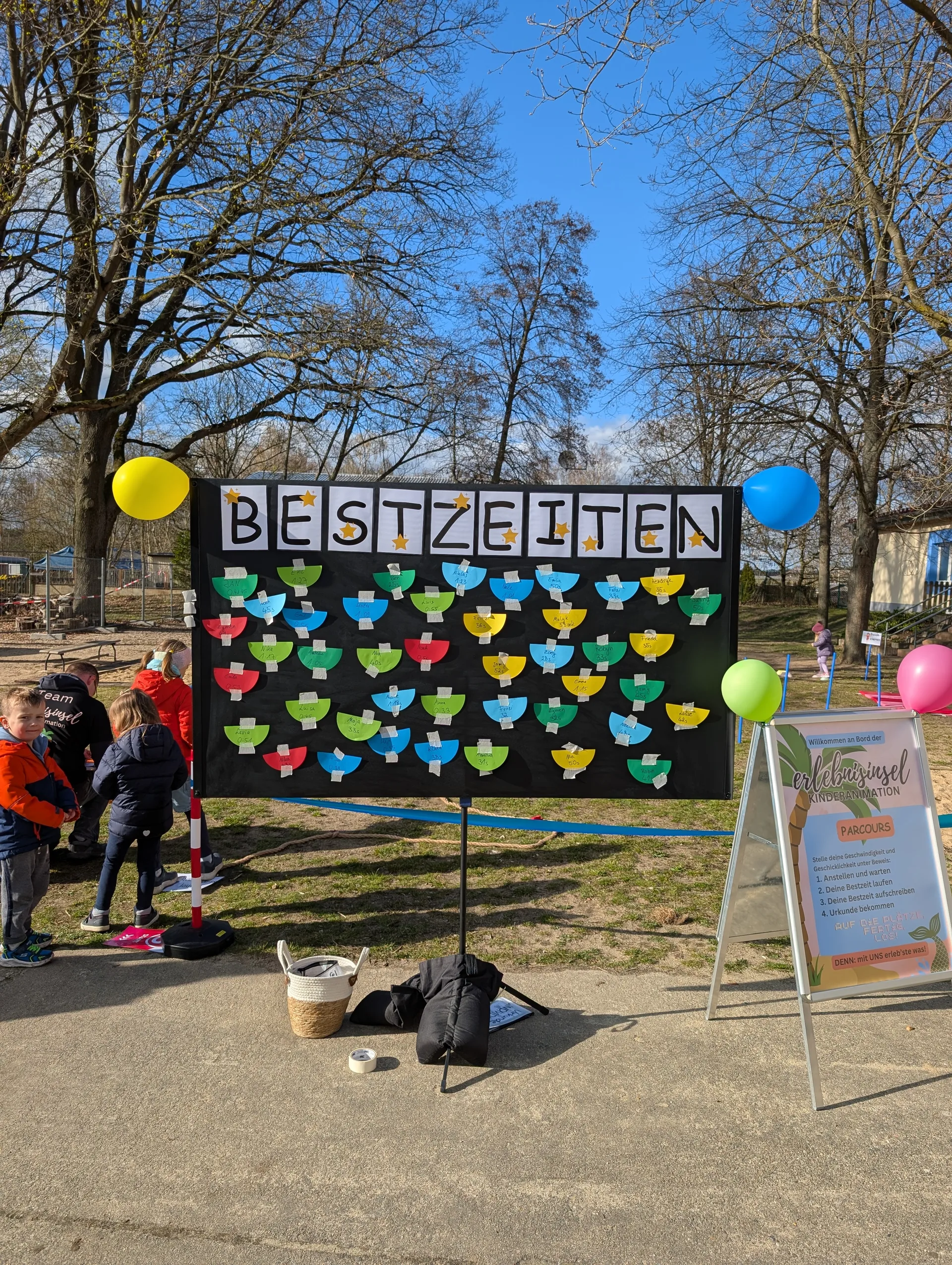 Kinder bewältigen einen Hindernisparcours mit Klettern und Balancieren
