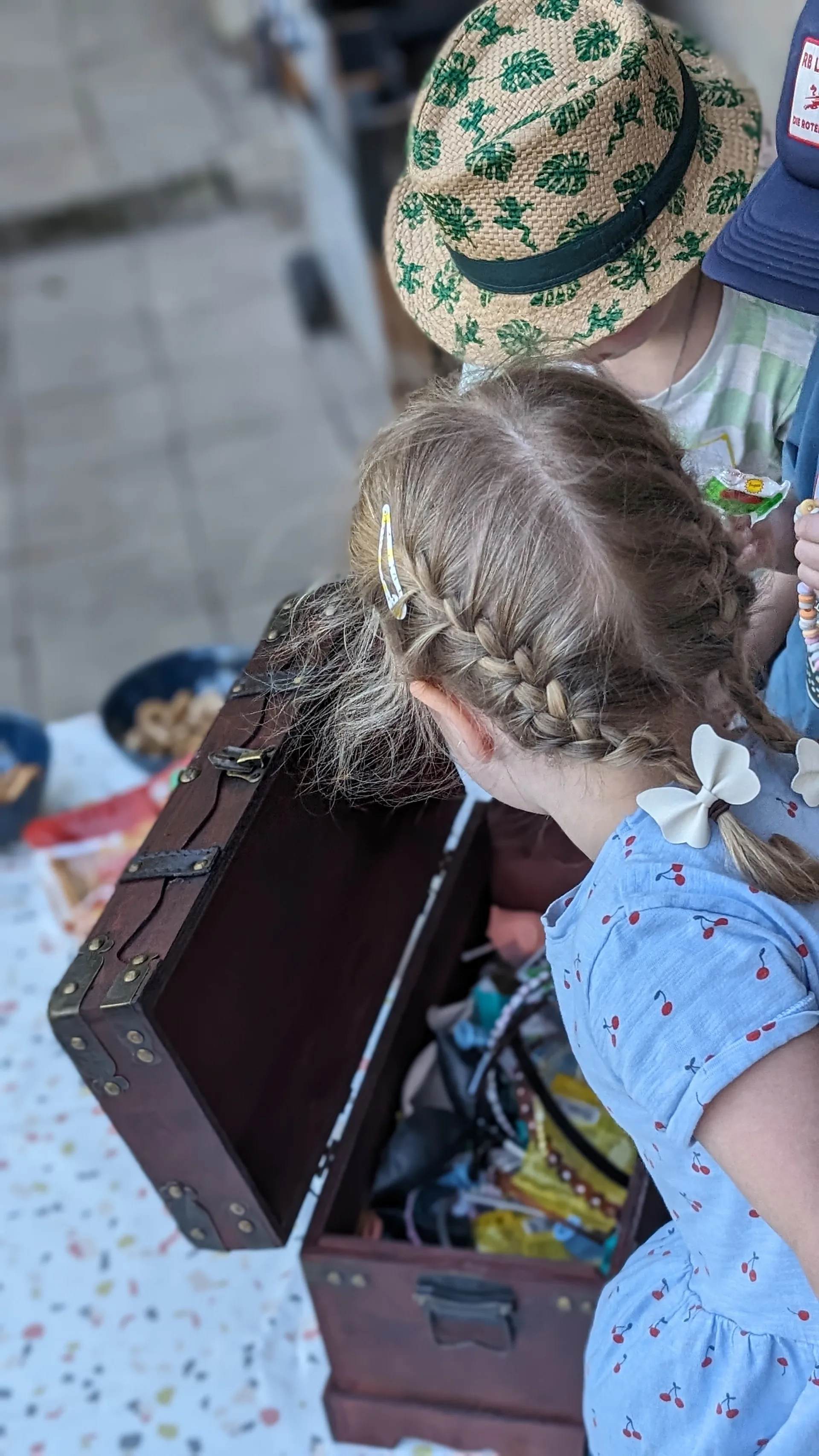 Geöffnete Schatzkiste am Ziel der Schatzsuche mit kleinen Überraschungen